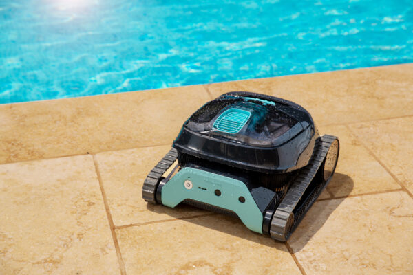 egy robot a medence szélén