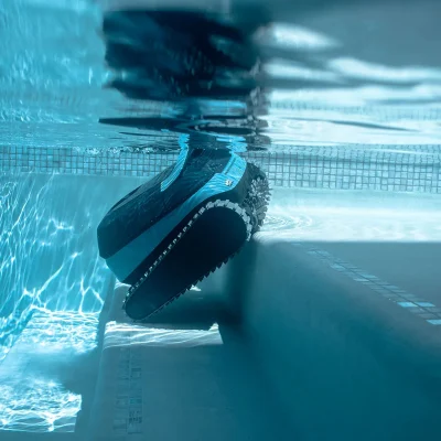 Dolphin EON 120 automata medencerobot az oldalfalon tisztítás közben