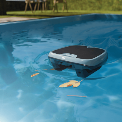 Dolphin Skimmi 300 napelemes automata felszíni medenceporszívó úszás közben
