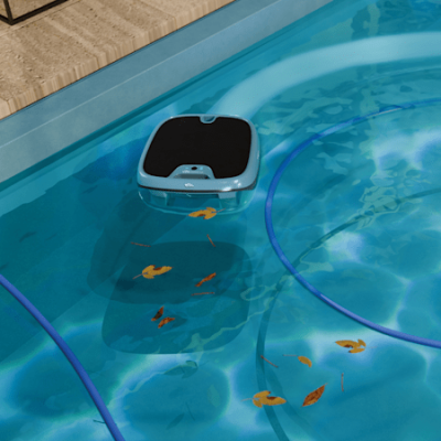 Dolphin Skimmi 300 napelemes automata felszíni medenceporszívó úszás közben