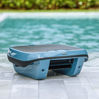 Dolphin Skimmi 300 napelemes automata felszíni medenceporszívó úszás közben