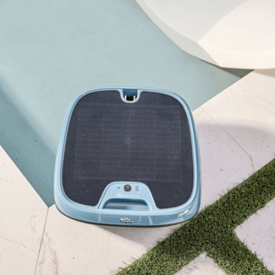 Dolphin Skimmi 300 napelemes automata felszíni medenceporszívó úszás közben