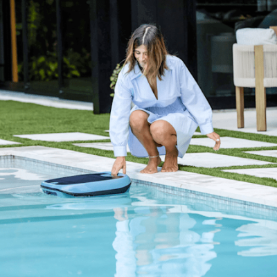 Dolphin Skimmi 300 napelemes automata felszíni medenceporszívó úszás közben